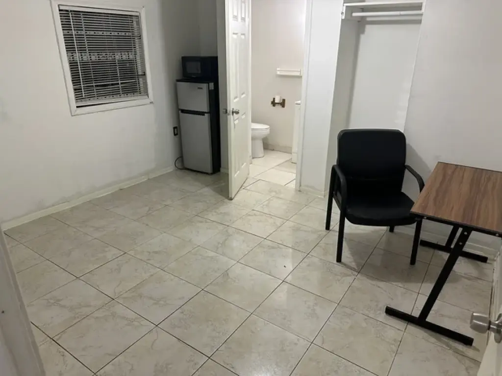 CUARTO CON BAÑO INDEPENDIENTE