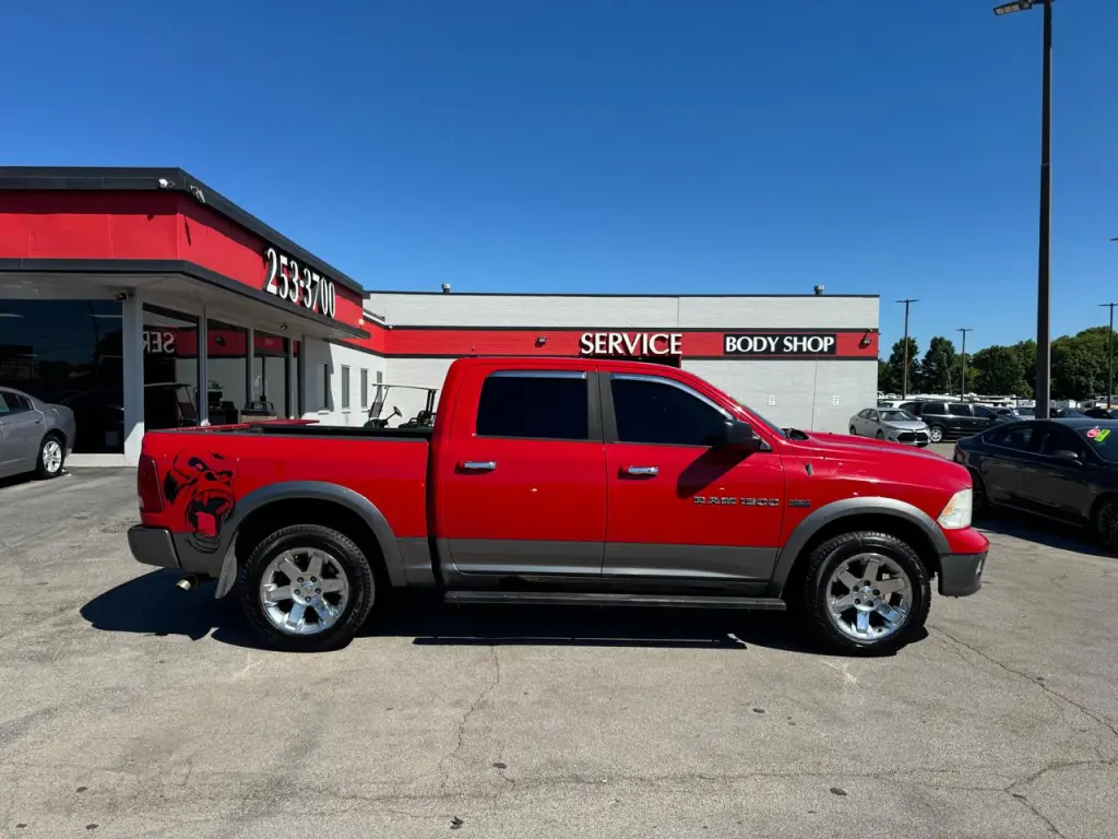 2012 RAM 1500 4WD Crew Cab 140.5" SLT