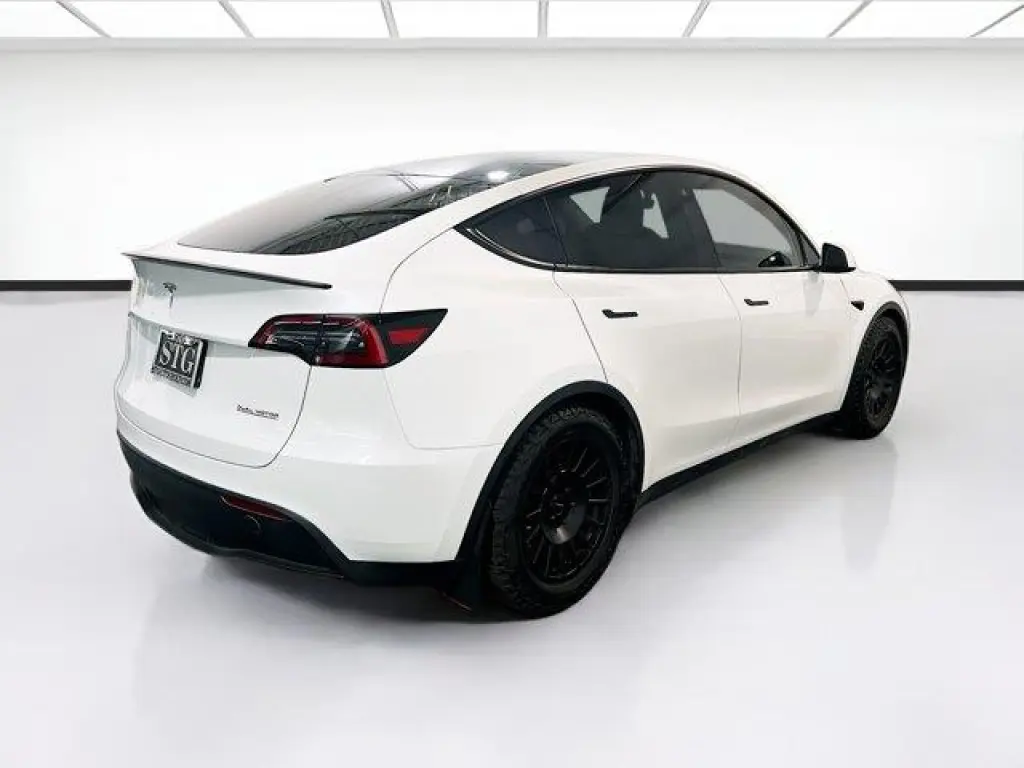 Tesla Model Y 2023 AWD Performance 4dr Crossover