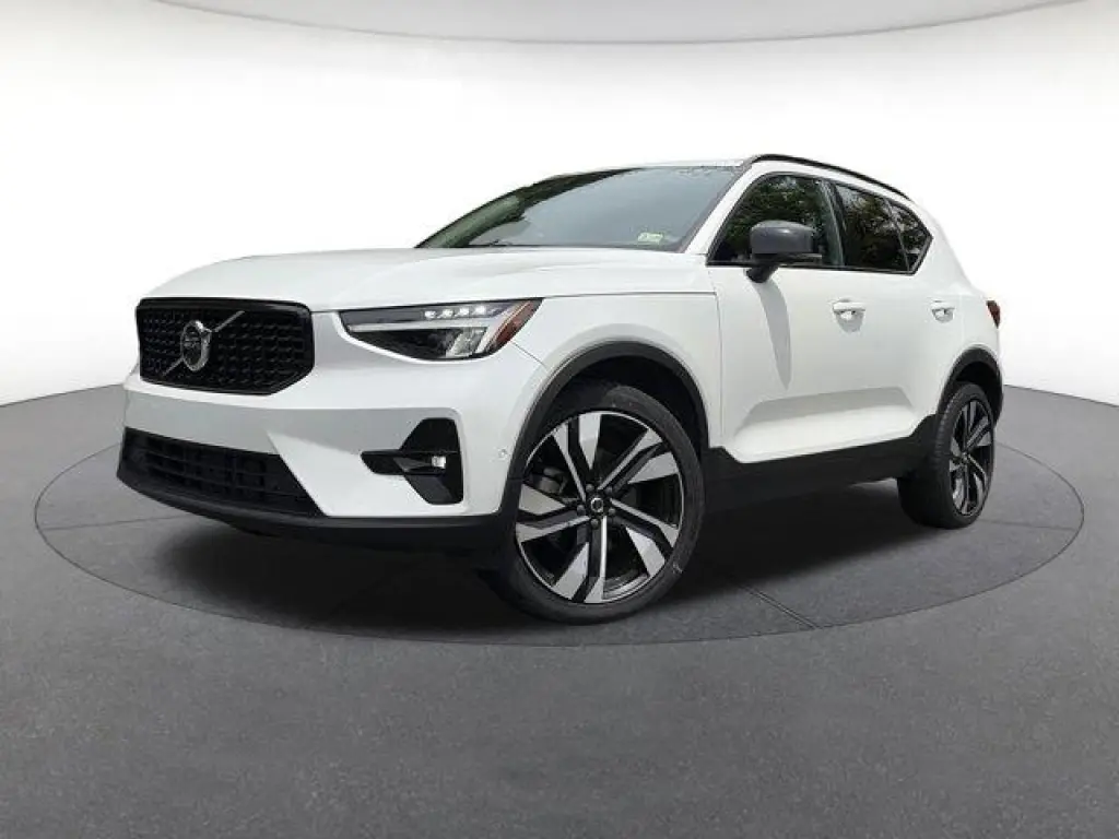 Volvo XC40 2024 AWD B5 Plus Dark Theme 4dr SUV