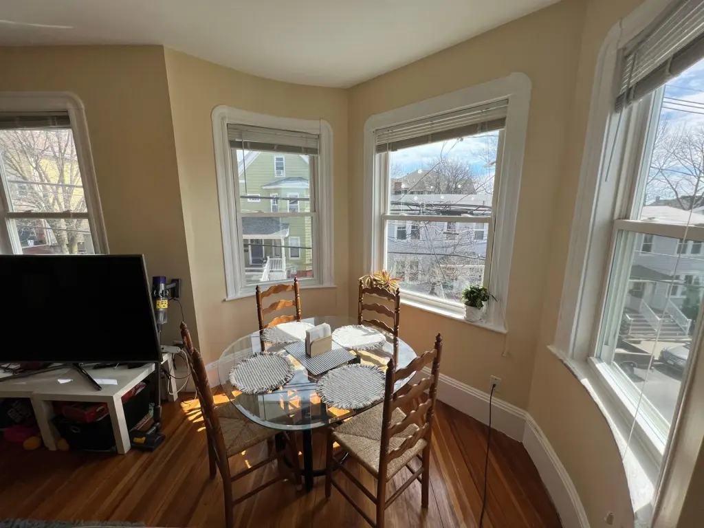 Propiedad en alquiler con 4 habitaciones y 1.5 baños en Somerville