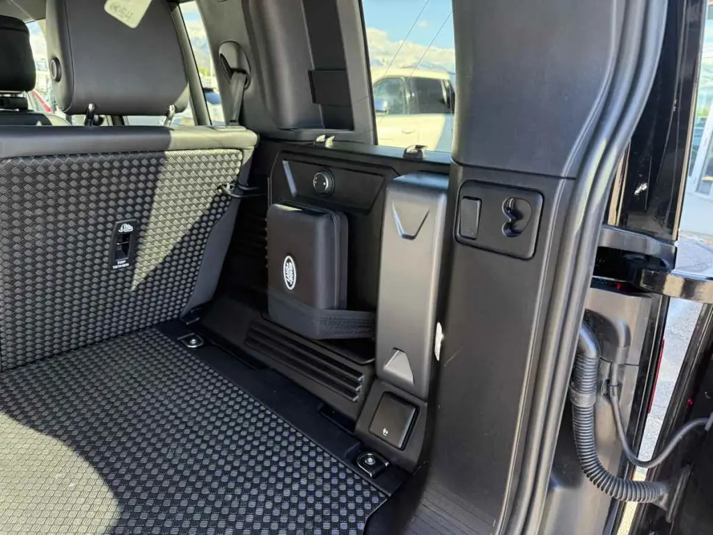 2024 Land Rover Defender SE