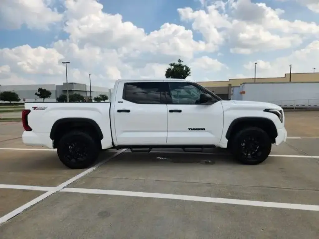 Toyota Tundra 2022 4x4 SR5 4dr CrewMax Cab Pickup SB