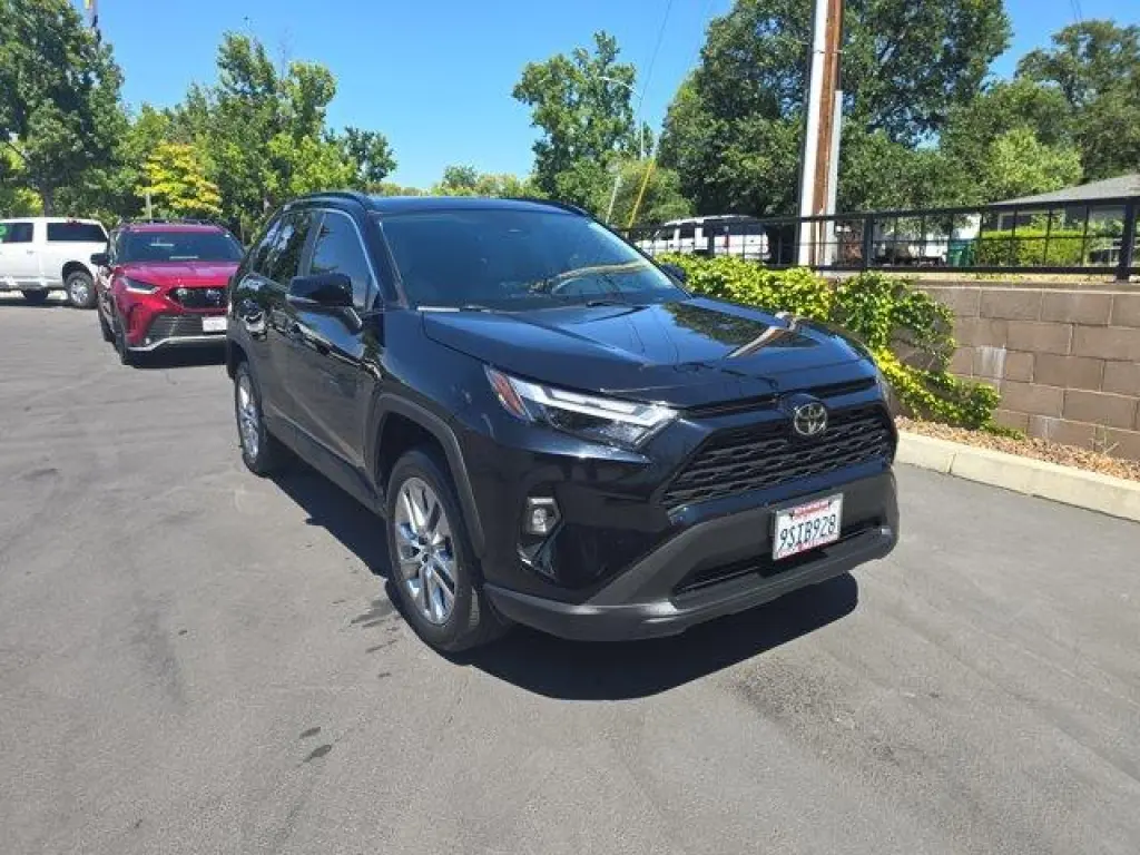 Toyota RAV4 2025 AWD XLE Premium 4dr SUV