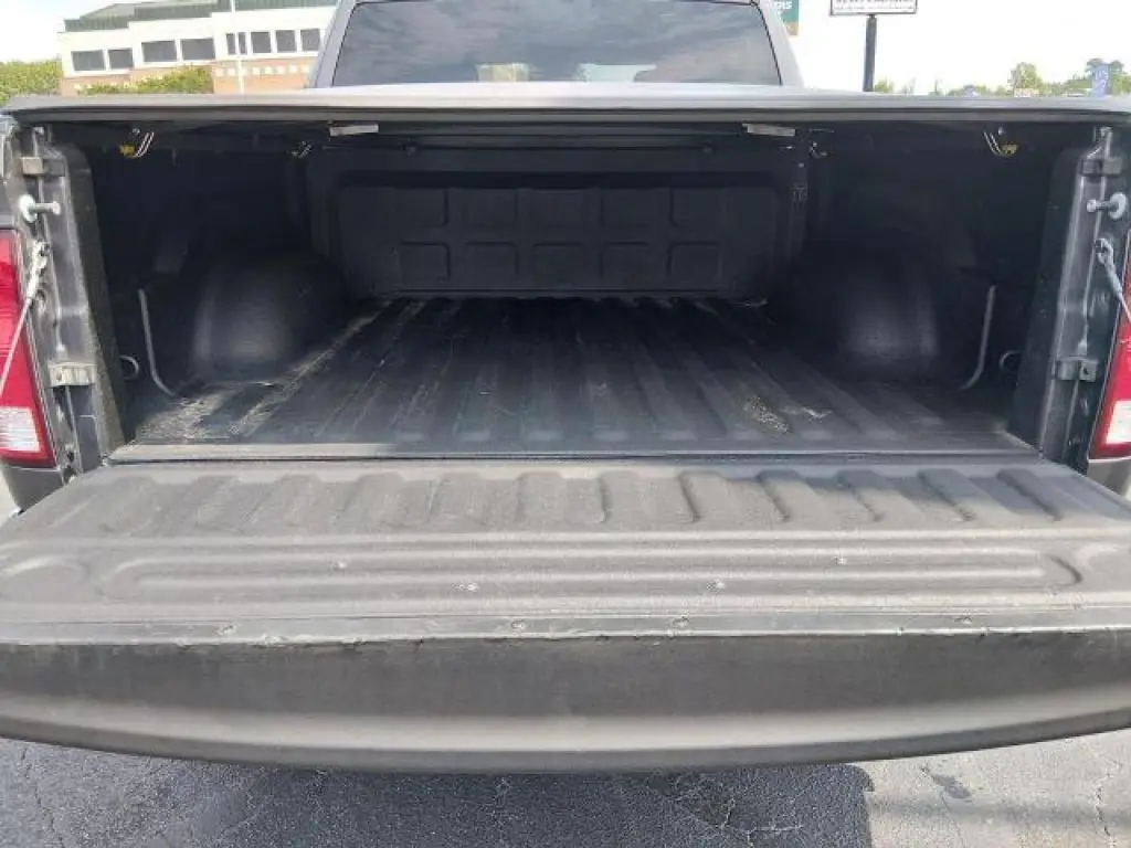 Ram 1500 Classic 2021 4x4 Tradesman 4dr Crew Cab 5.5 ft. SB Pickup