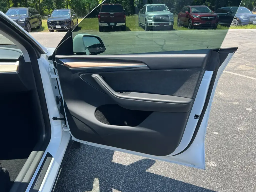 Tesla Model Y 2023 AWD 4dr Crossover