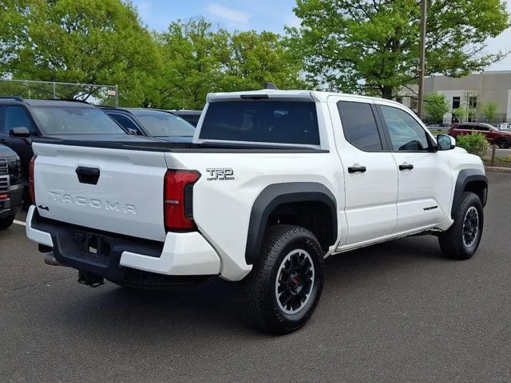 Toyota Tacoma 2024 4x4 SR5 4dr Double Cab 5.0 ft SB