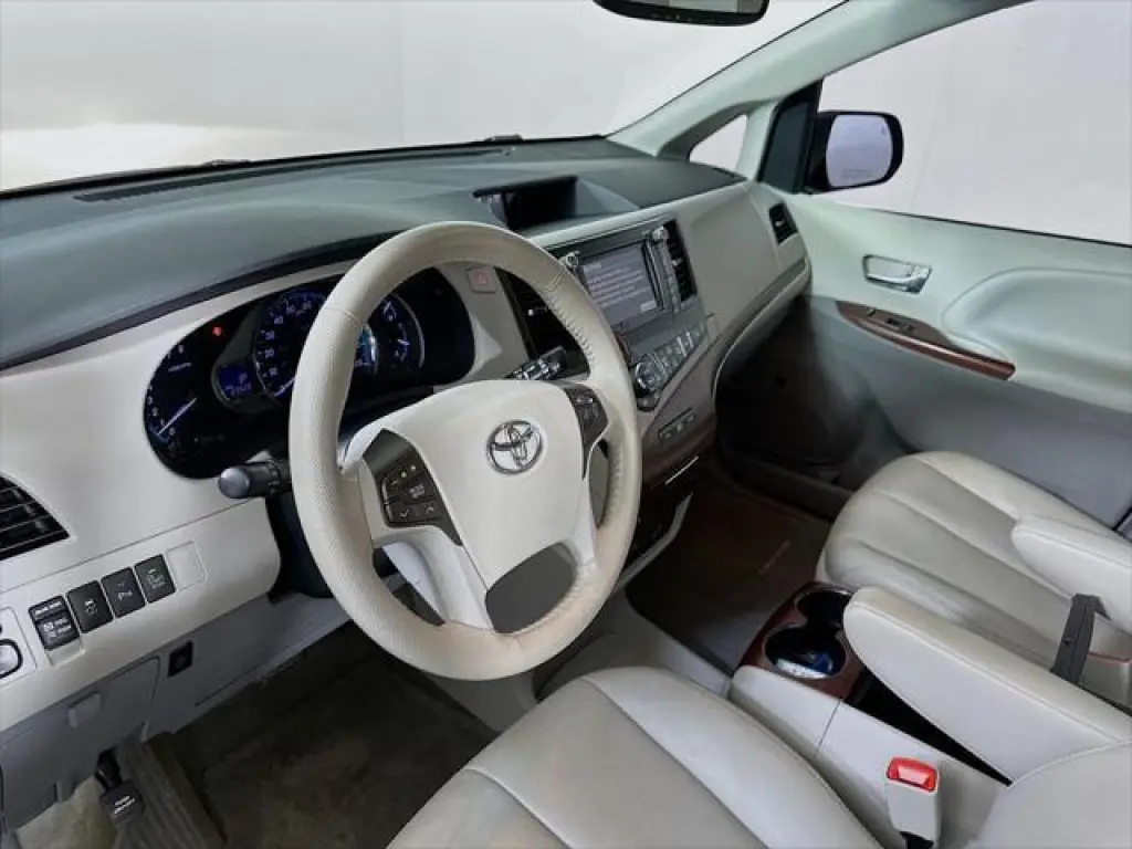 Toyota Sienna 2013 XLE 7-Passenger Auto Access Seat 4dr Mini-Van