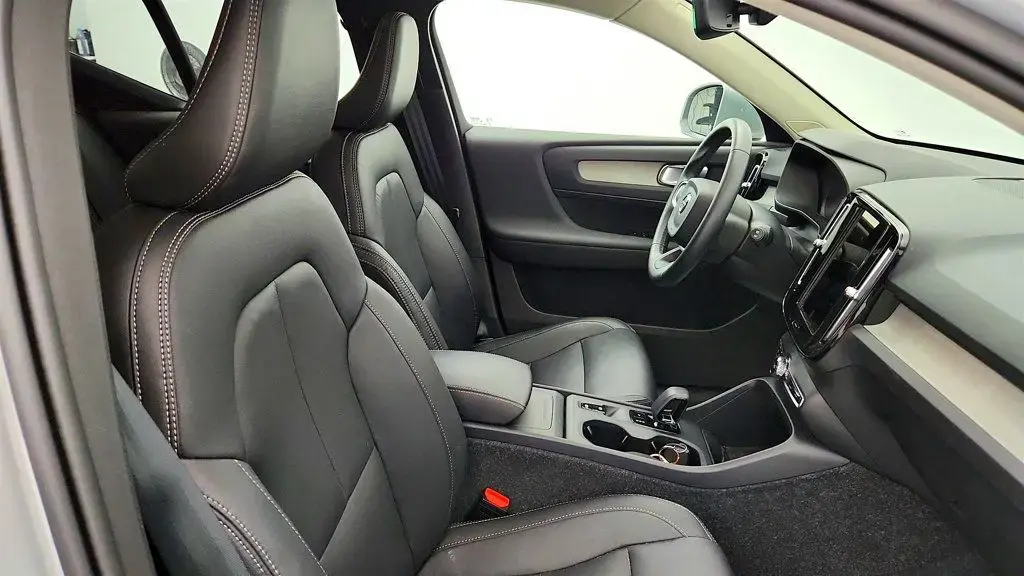 Volvo XC40 2025 AWD B5 Core Bright Theme 4dr SUV