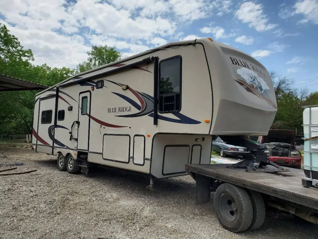 2011 A BLUE RIDGE RV FIFTH WHEEL BY FOREST RIVER