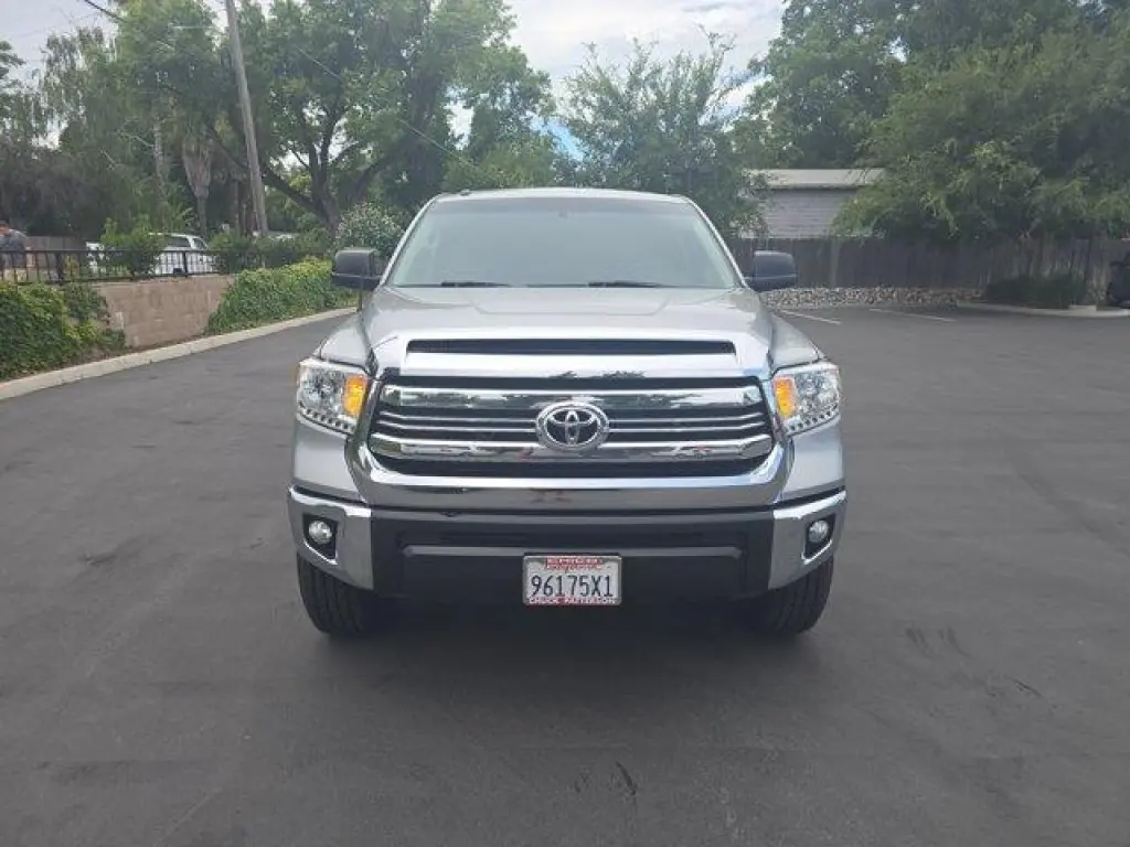 Toyota Tundra 2016 4x4 SR5 4dr CrewMax Cab Pickup SB (5.7L V8)