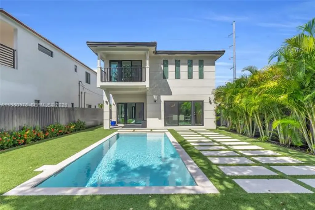 Propiedad en alquiler con 4 habitaciones y 4.5 baños en Miami