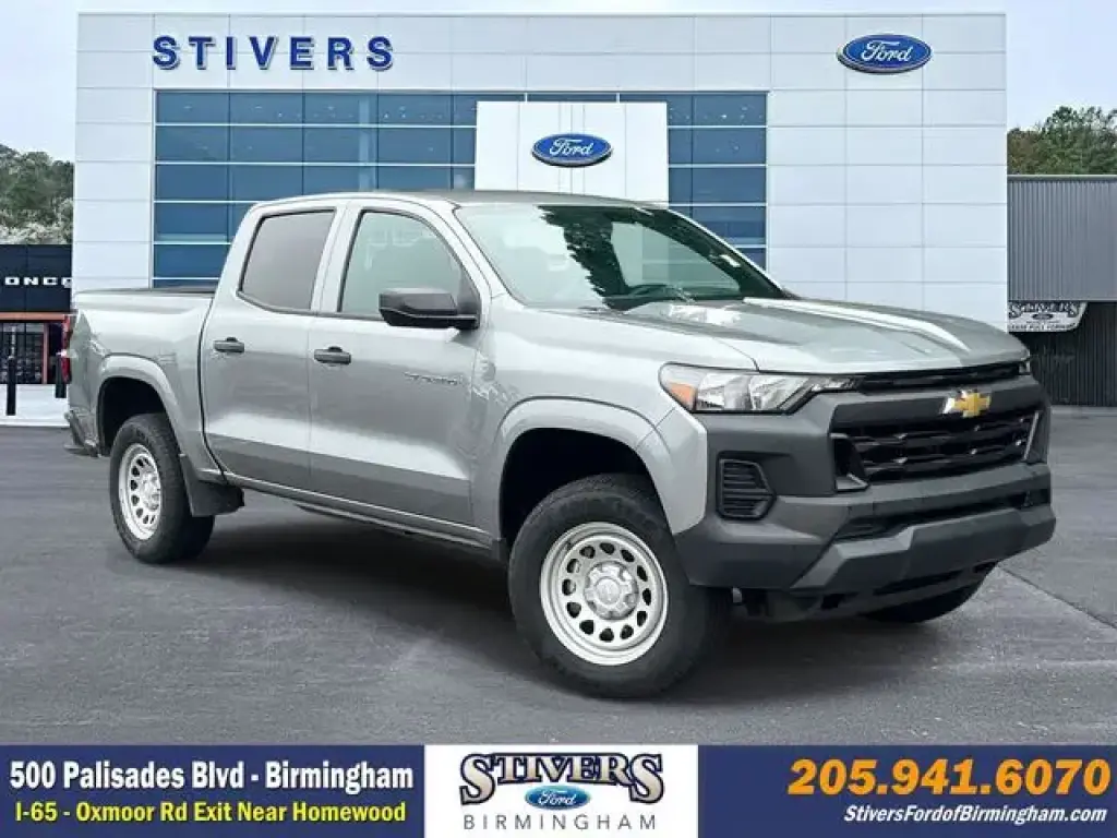 Chevrolet Colorado 2023 4x2 Work Truck 4 puertas Cabina Crew 5 pies. Caja corta