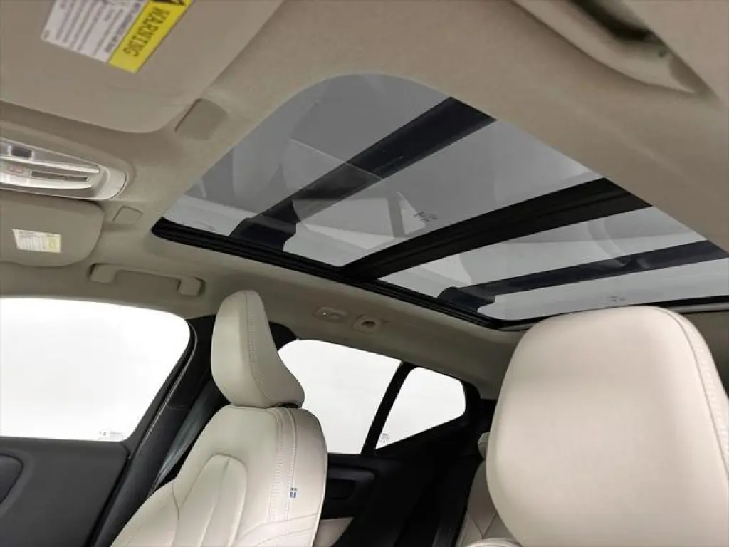 Volvo XC40 2024 AWD B5 Plus Tema Brillante 4 puertas SUV