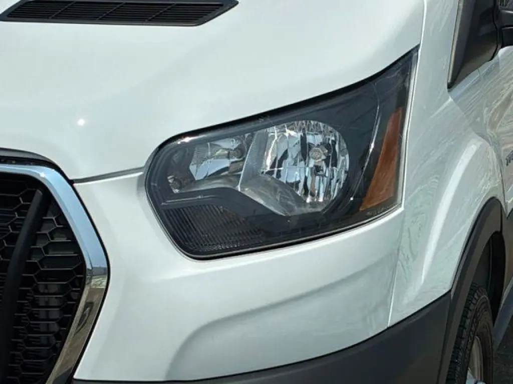 Ford Transit 2024 350 HD 2 puertas 138 pulg. Distancia entre ejes DRW Chasis con GVWR de 9950 lb
