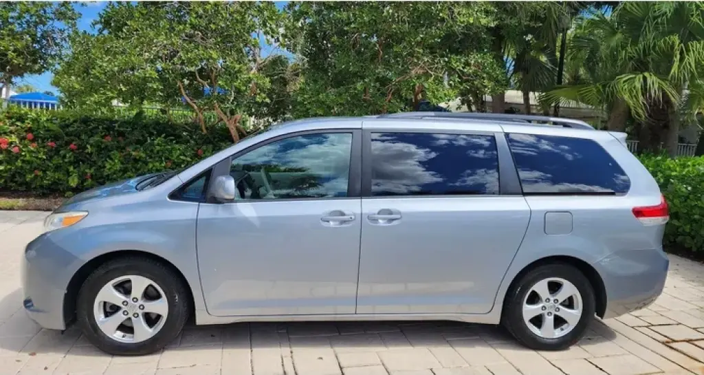 2015 Toyota Sienna LE Minivan