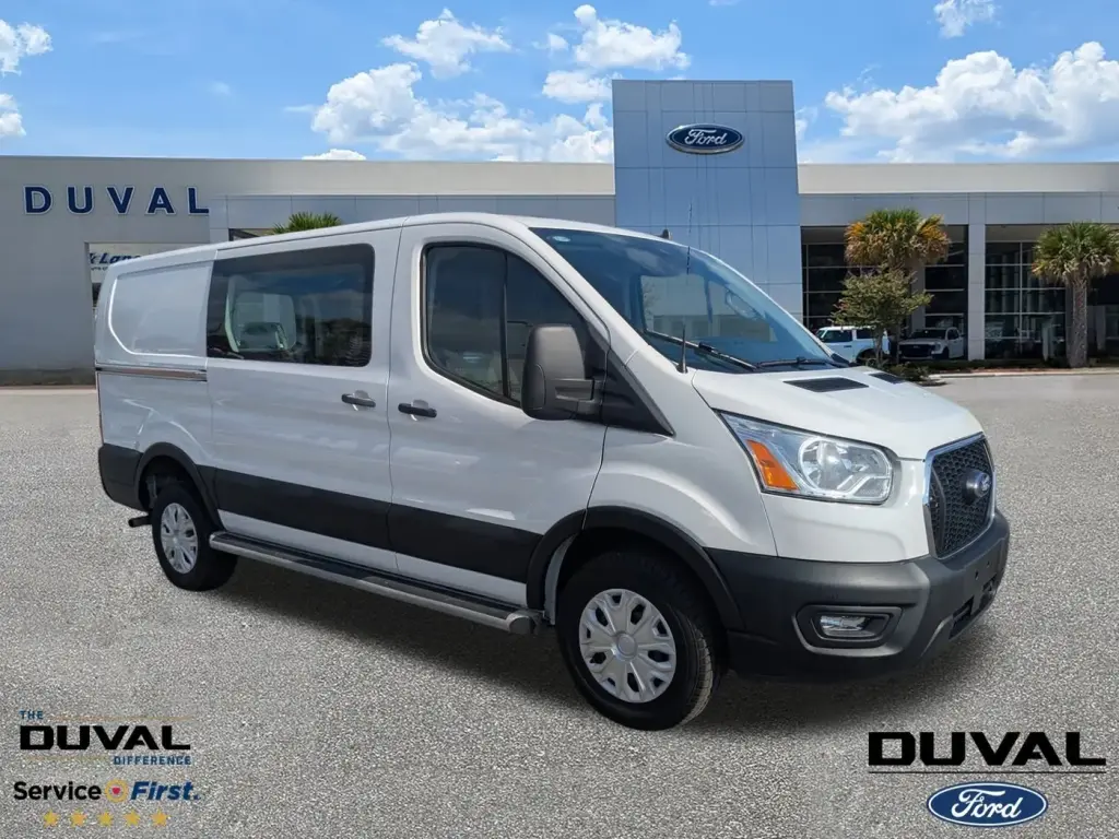 Ford Transit 2024 250 de 3 puertas, batalla corta, techo bajo y carrocería de carga
