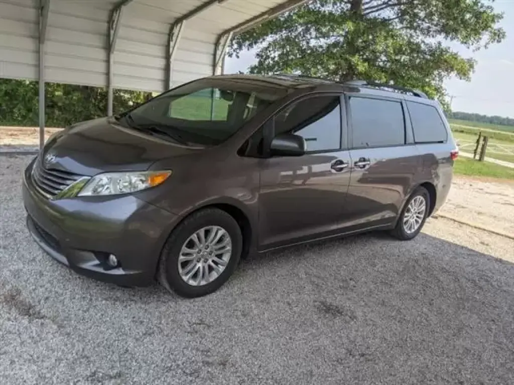 2017 TOYOTA SIENNA XLE PREMIUM
