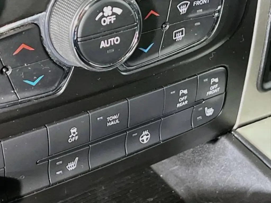 Ram 1500 Classic 2019 4x4 Big Horn 4dr Crew Cab 5.5 ft. SB Pickup
