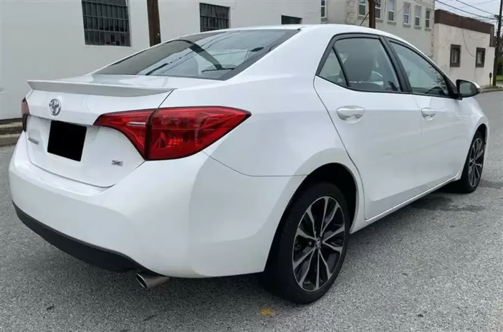 2018 Toyota Corolla SE Sedan 4