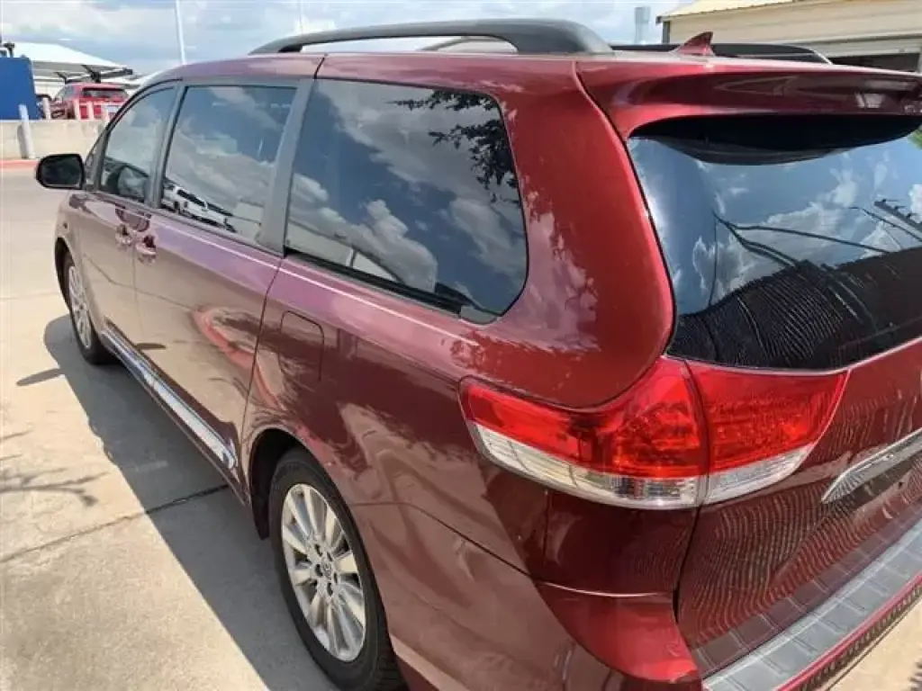 2013 Toyota Sienna XLE Minivan