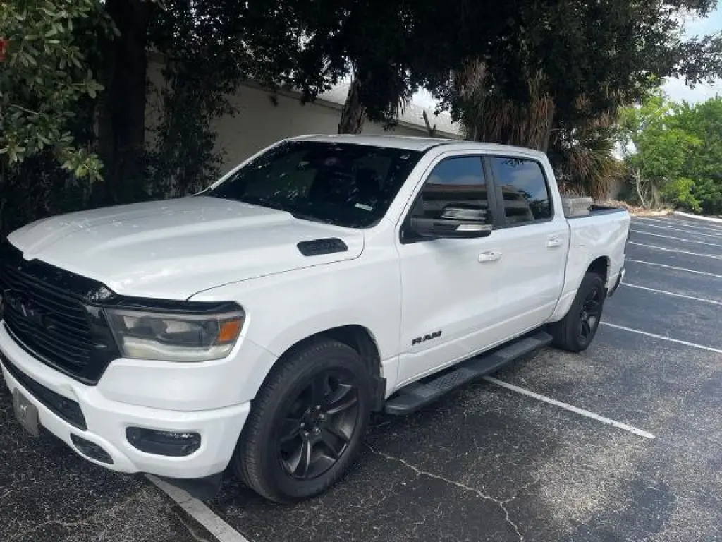 Ram 1500 2021 4x2 Big Horn Cabina Crew de 4 puertas y caja de 5.6 pies