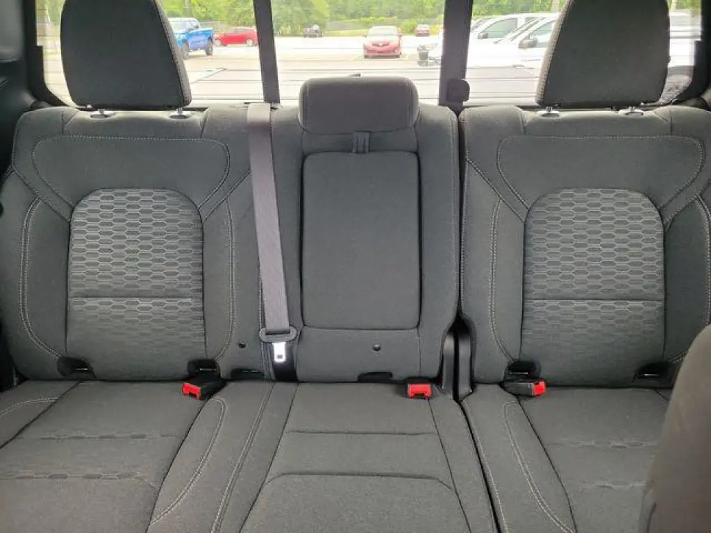 Ram 1500 2025 4x4 Big Horn 4 puertas Cabina Crew 5.6 pies. Caja corta Pickup