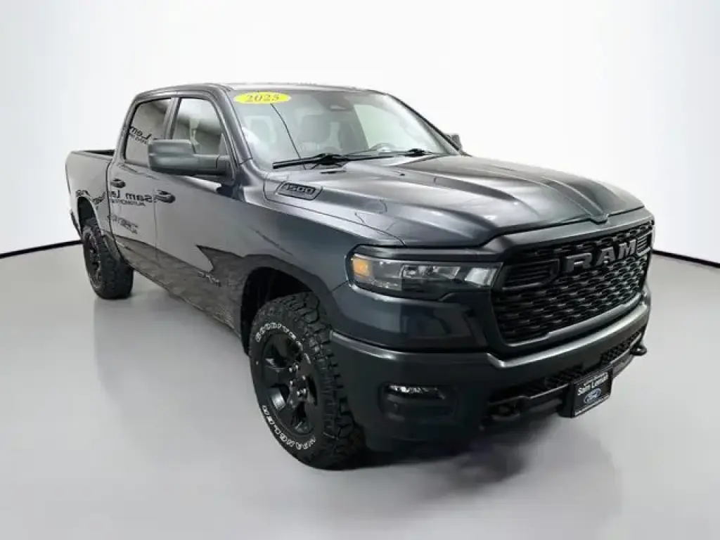 Ram 1500 2025 4x4 Tradesman 4 puertas Cabina Crew 5.6 pies. Caja corta Pickup