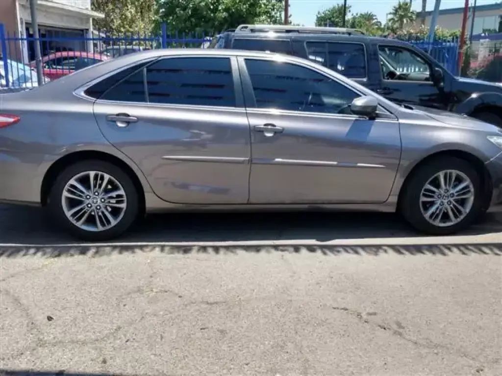 2016 Toyota Camry SE Sedan