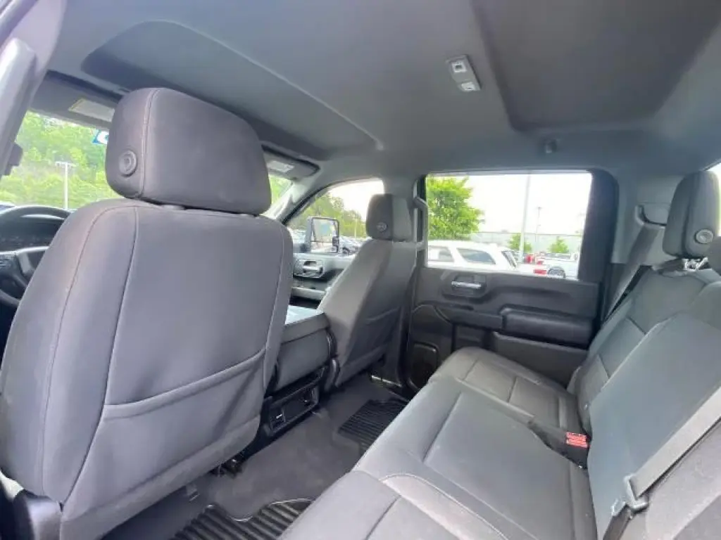 Chevrolet Silverado 2500HD 2024 4x4 Custom 4 puertas Cabina Crew SB