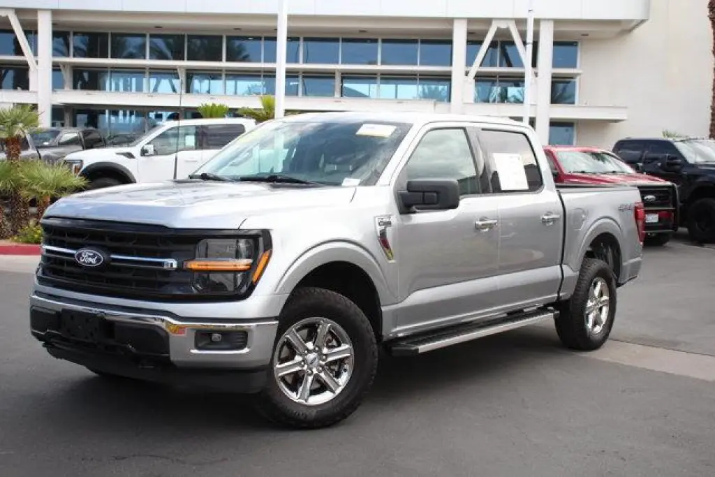 Ford F-150 2025 4x4 XLT 4 puertas SuperCrew 6.5 pies. SB
