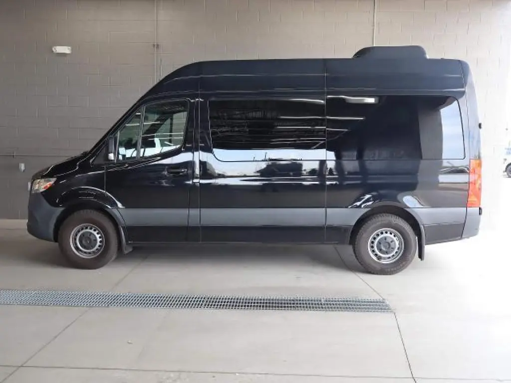 Furgoneta de pasajeros Mercedes-Benz Sprinter 2022 4x2 2500 3 puertas 144 pulg. distancia entre ejes (3.0L V6)