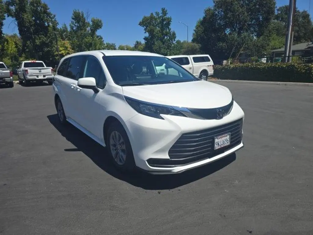 Toyota Sienna 2026 LE 8 Pasajeros 4 Puertas Minivan