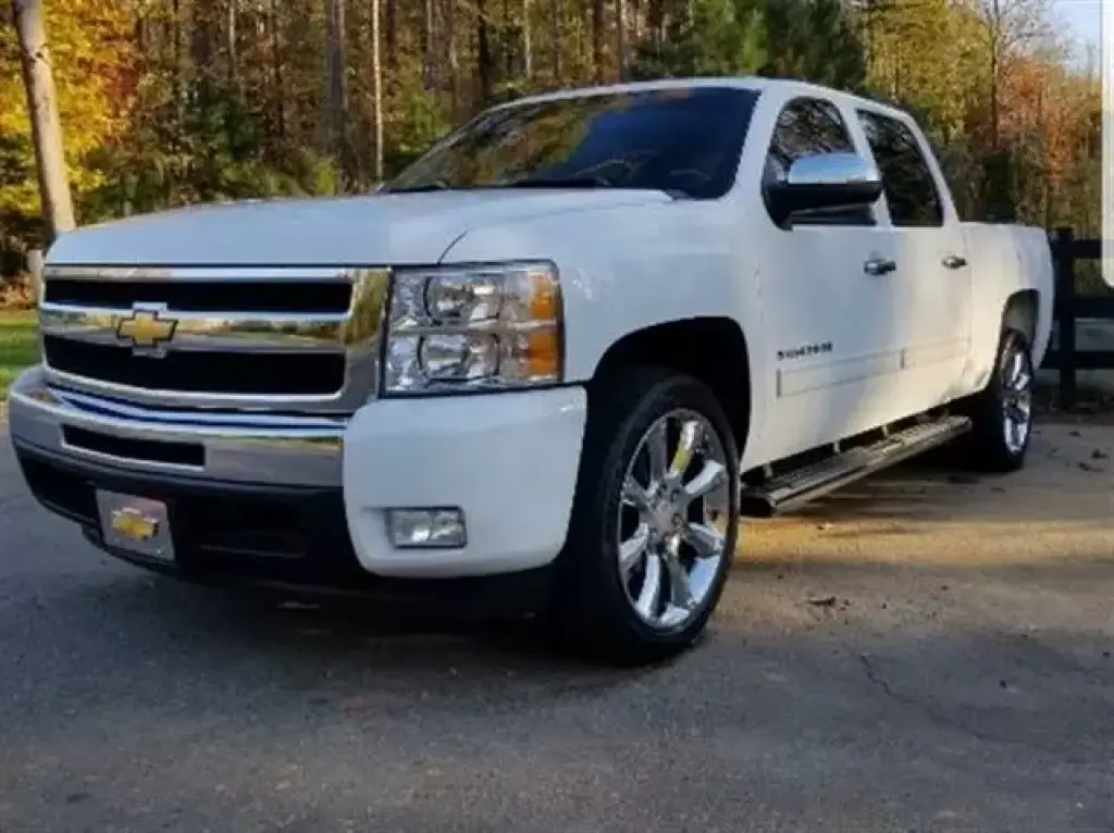 2011 CHEVROLET SILVERADO LT 4D
