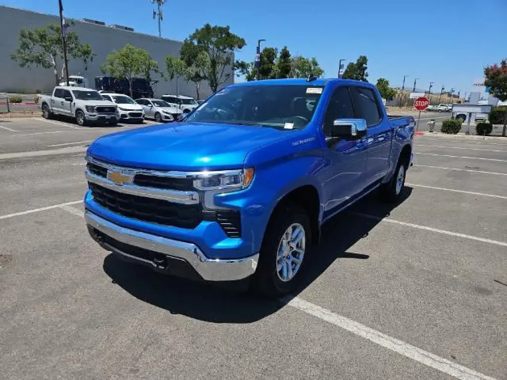 Chevrolet Silverado 1500 2026 4x4 LT 4 puertas Cabina Crew 5.8 pies. SB con 1LT