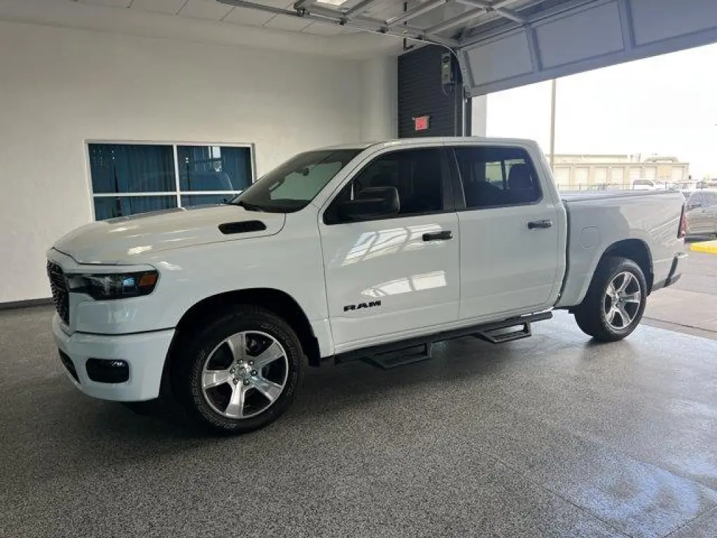 Ram 1500 2026 4x4 Tradesman 4 puertas Cabina Crew 5.6 pies. SB Pickup