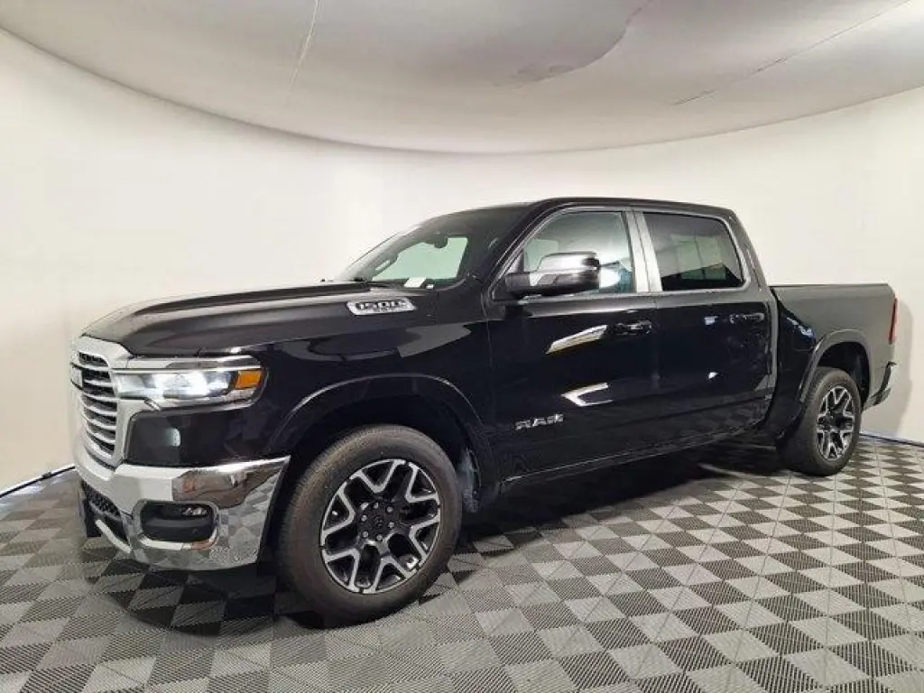 Ram 1500 2025 4x4 Laramie 4 puertas Cabina Crew 5.6 pies. SB Pickup