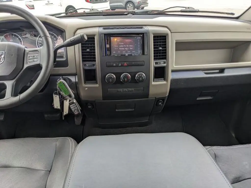 Ram 1500 2012 4x2 ST 4 puertas Quad Cab 1.93 m Pickup