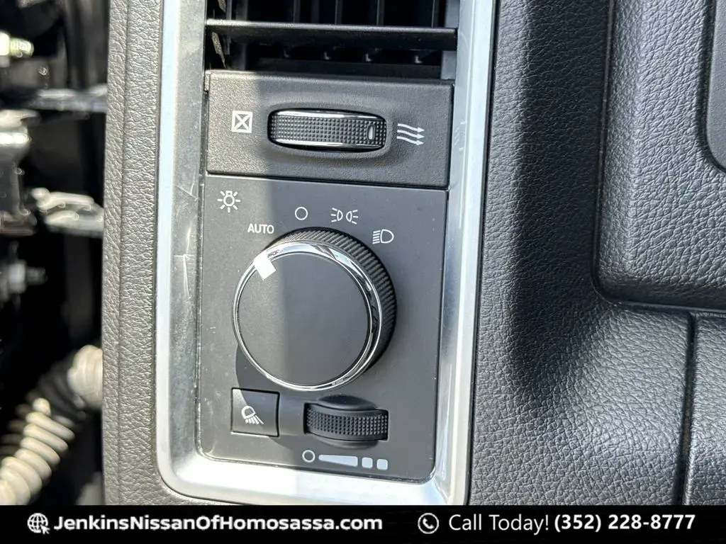 Ram 1500 Classic 2024 4x2 SLT 4 puertas Quad Cab 6.3 pies. Pickup de caja corta