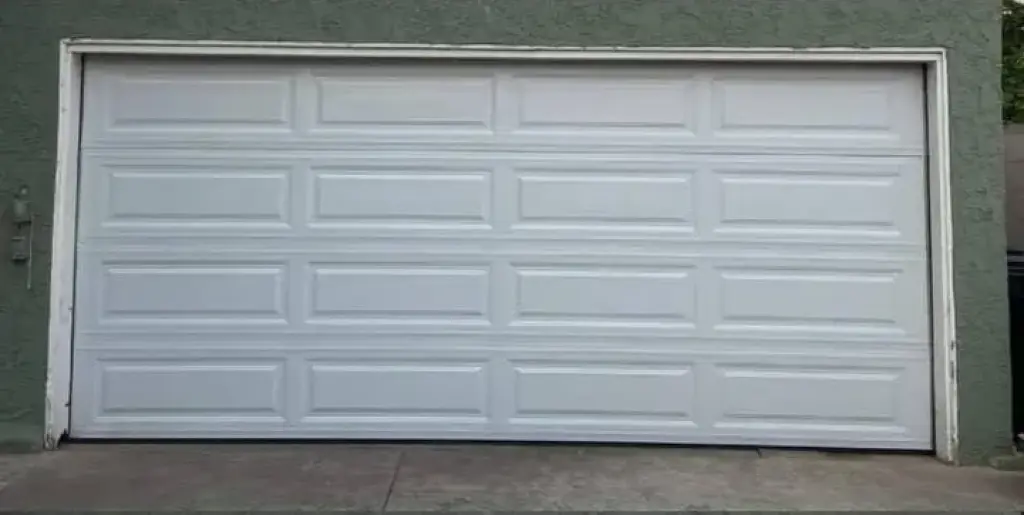 Garage door / Puerta garaje