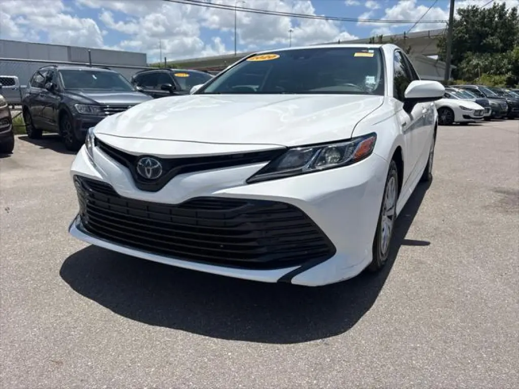 Toyota Camry Híbrido 2020 LE 4 puertas Sedan