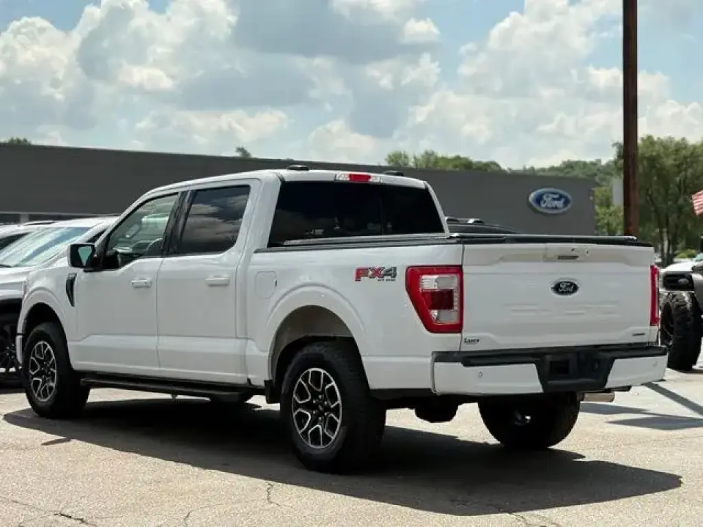 Ford F-150 2023 4x4 Lariat 4 puertas SuperCrew 5.5 pies. Caja corta