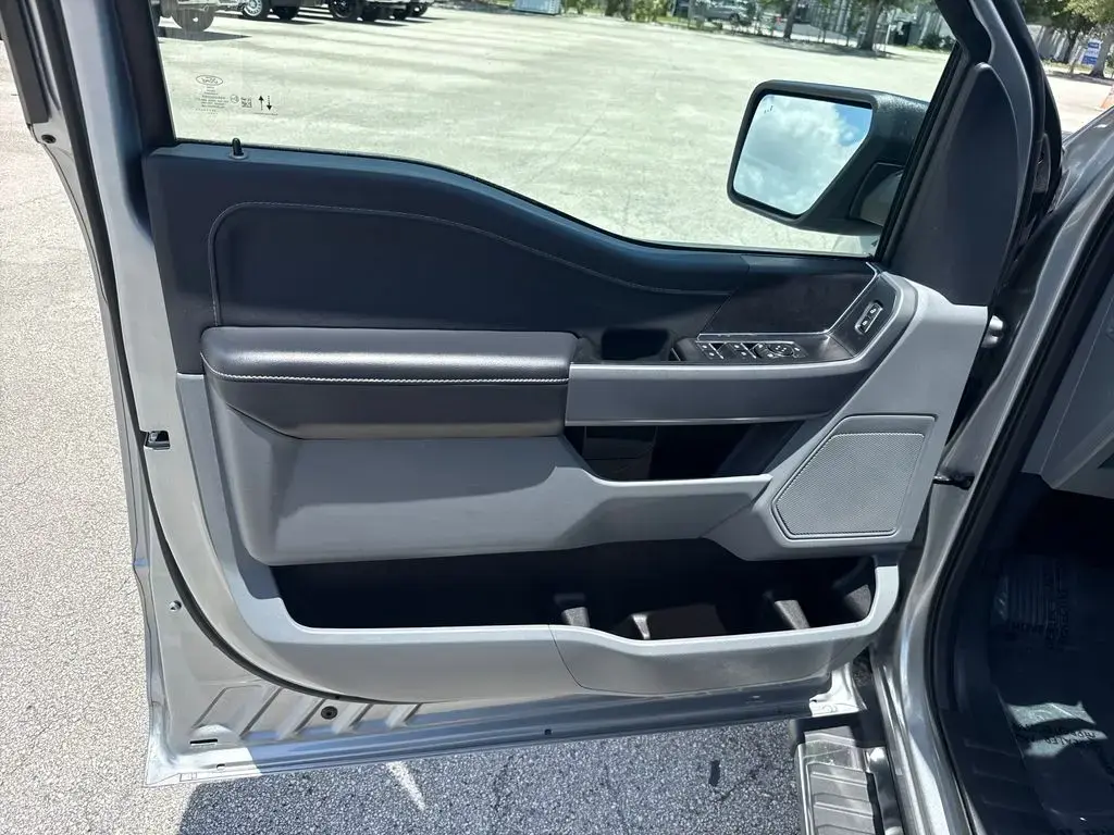 Ford F-150 2025 4x2 XLT 4 puertas SuperCrew 5.5 ft. SB