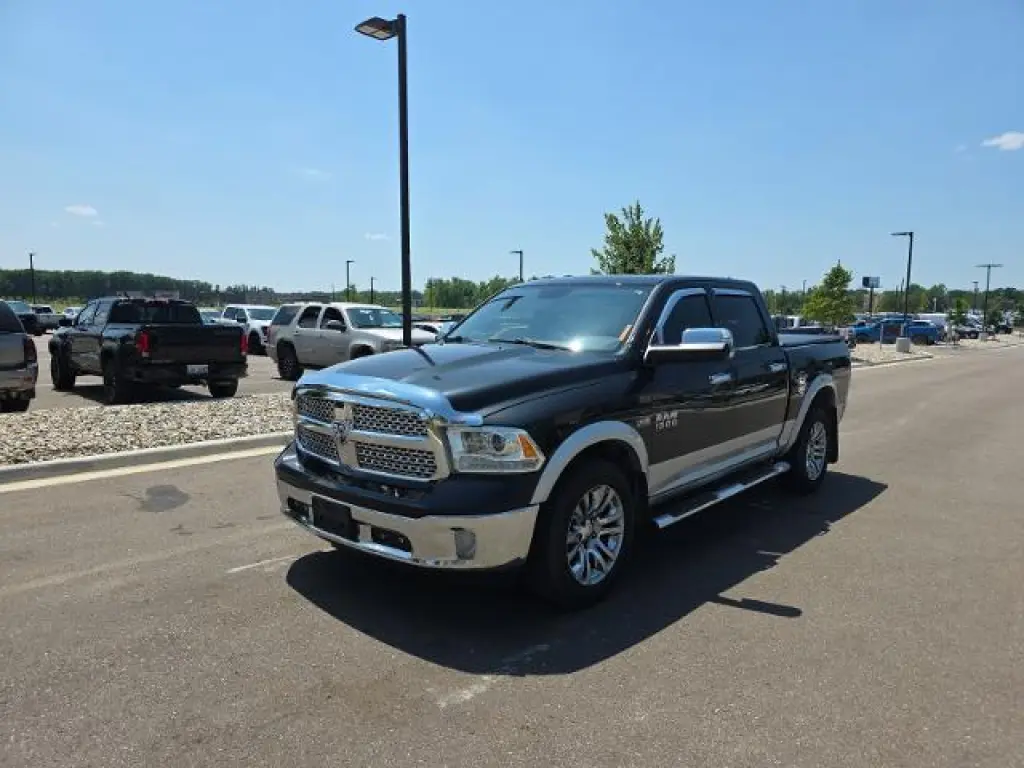 Ram 1500 2015 4x4 Laramie 4 puertas Cabina Crew 5.5 pies. SB Pickup