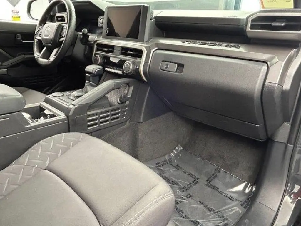 Toyota Tacoma 2024 4x2 SR5 4p Doble Cabina 5.0 pies CB