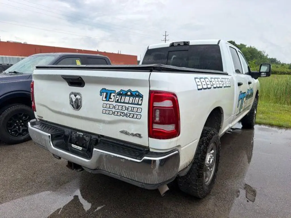 Ram 3500 2024 4x4 Tradesman 4 puertas Cabina Crew 6.3 pies. SRW Pickup