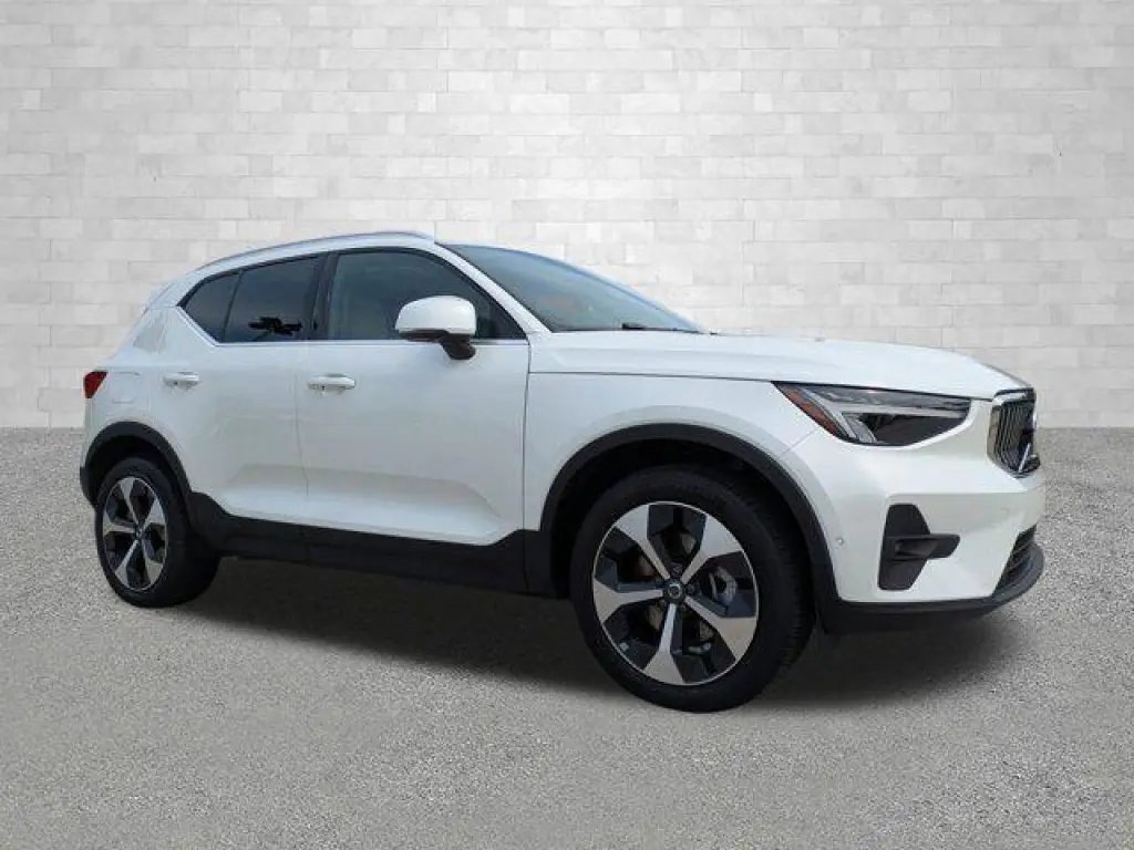 Volvo XC40 2025 AWD B5 Plus Tema Brillante 4 puertas SUV