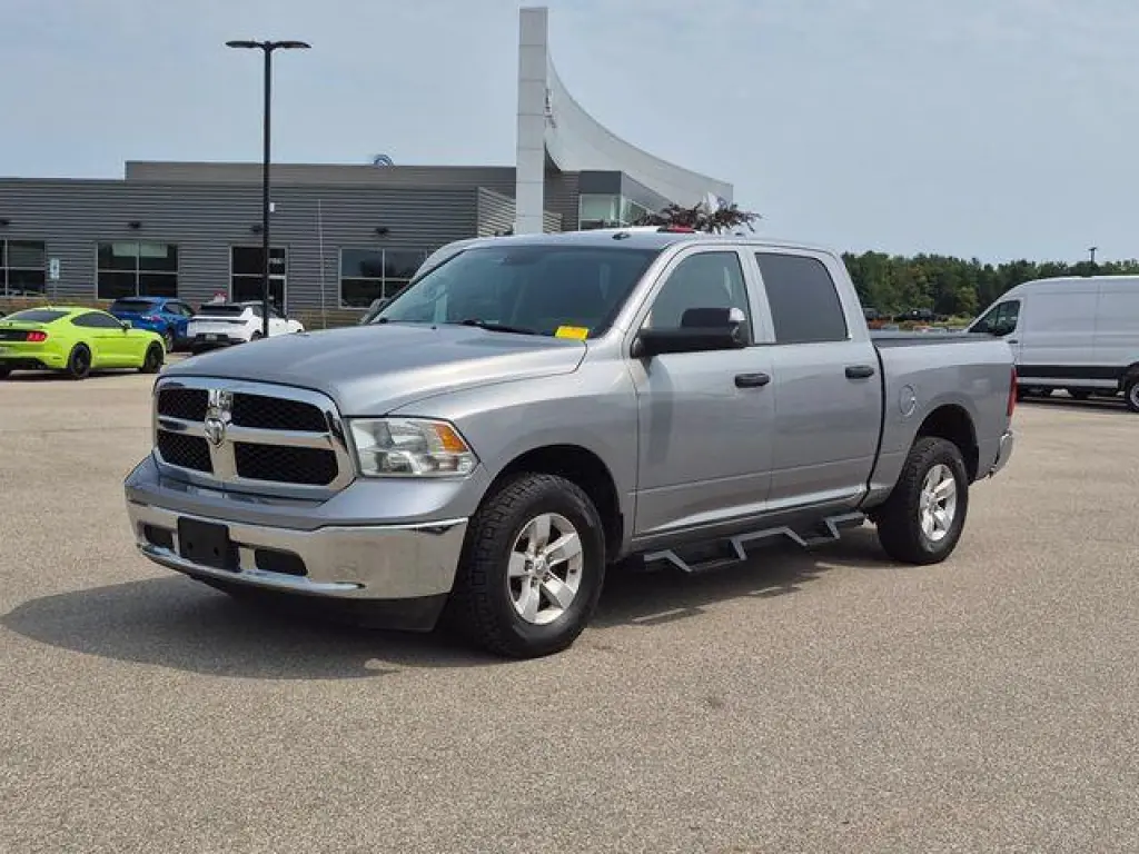Ram 1500 Classic 2022 4x4 Tradesman 4 puertas Cabina doble 5.5 pies. Pickup SB
