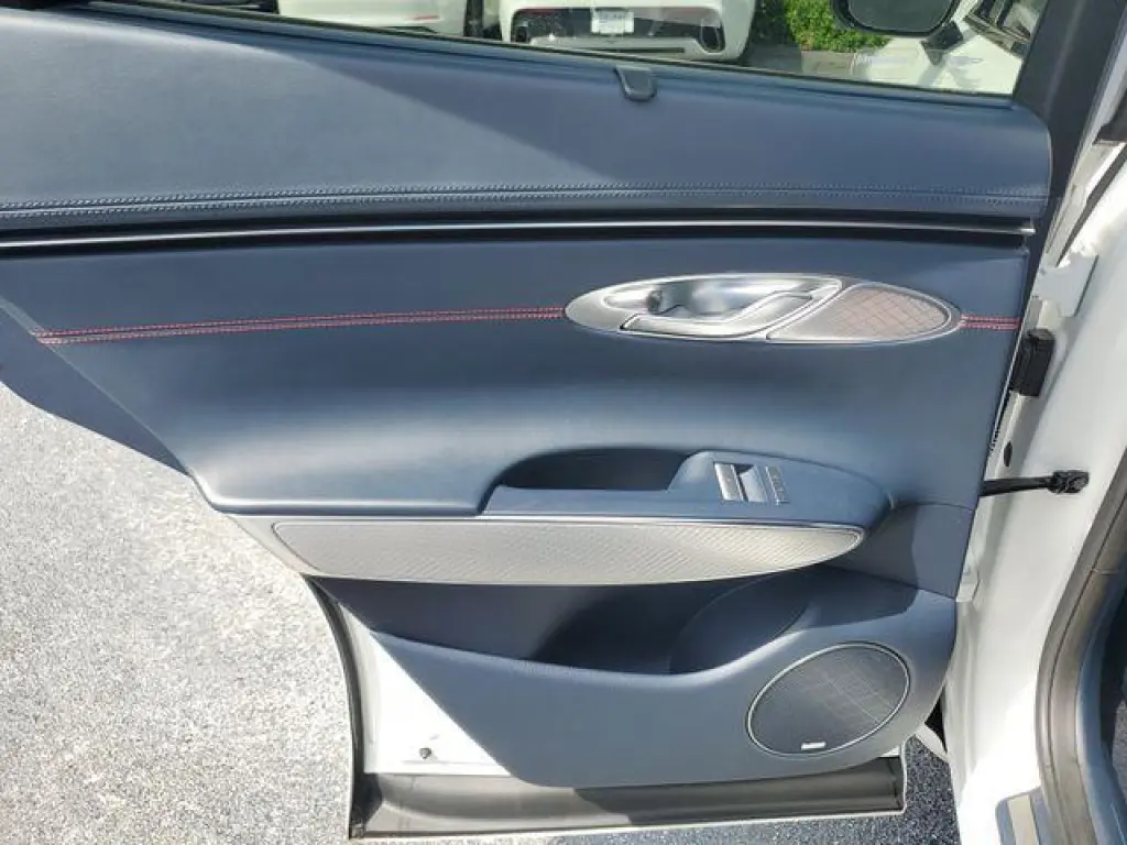 Genesis GV70 2023 AWD 2.5T Estándar 4p SUV