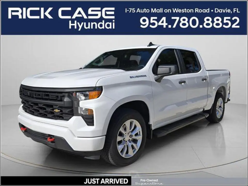 Chevrolet Silverado 1500 2024 4x2 Custom 4 puertas Cabina Crew 5.8 pies. Caja corta